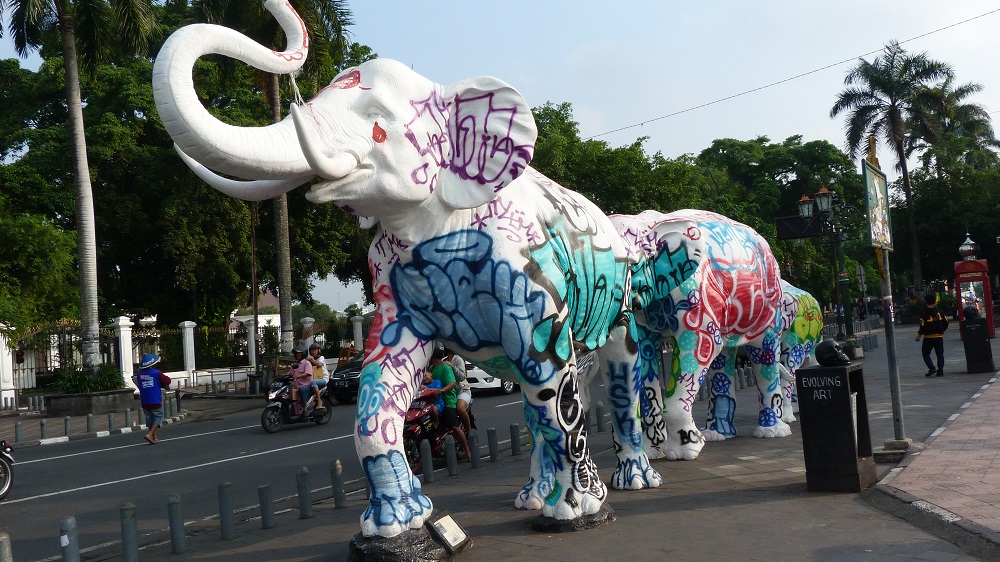 Ces sculptures d'art ont du mal à masquer la réalité de la ville