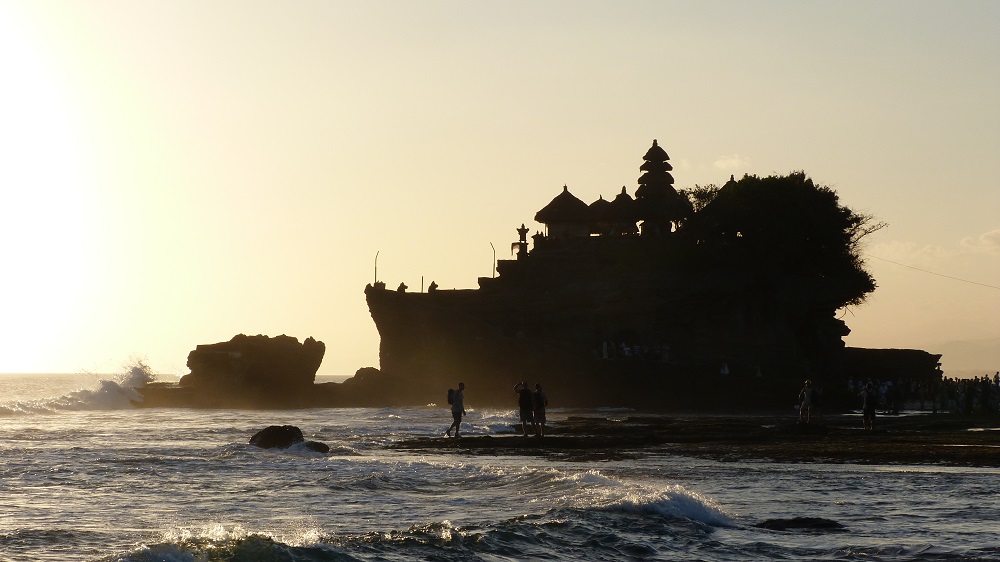 Le célèbre temple Tanah Lot, comme un navire à la mer