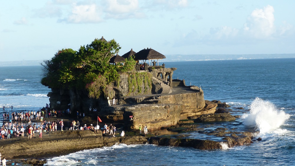 Le Tanah Lot surgit des flots !