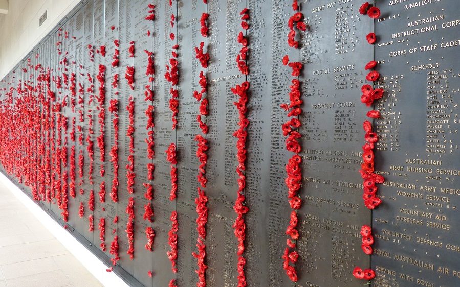 Le mur de roses du mémorial de guerre