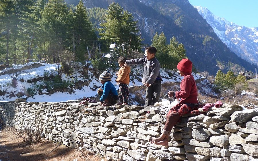 Annapurna : des enfants jouents avec la neige