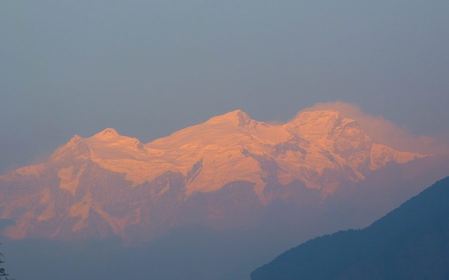 Coucher de soleil sur les montagnes enneigées