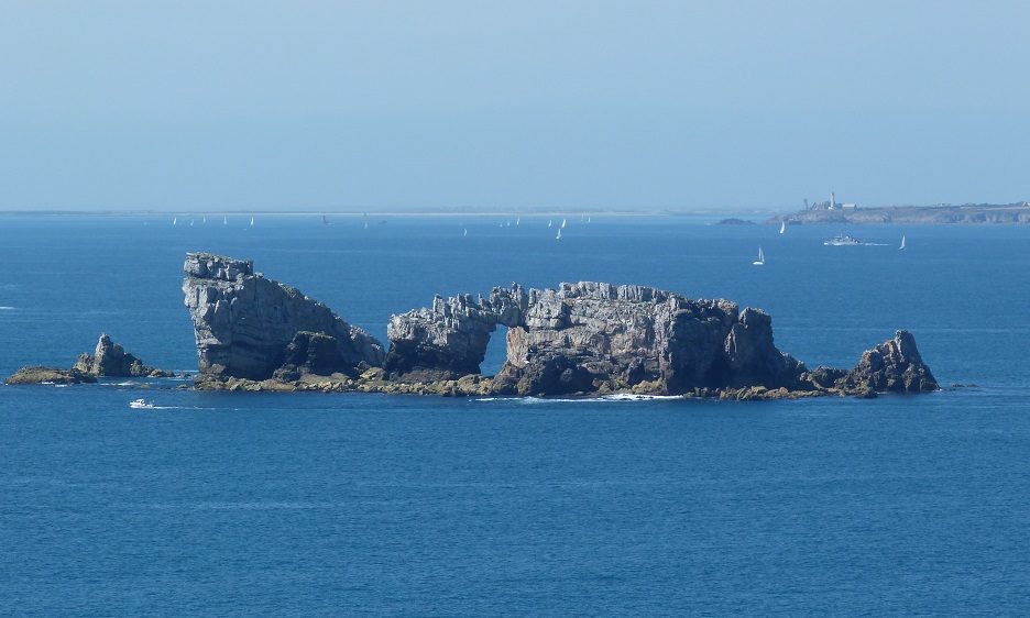 Crozon rochers bateau échoué randonnee