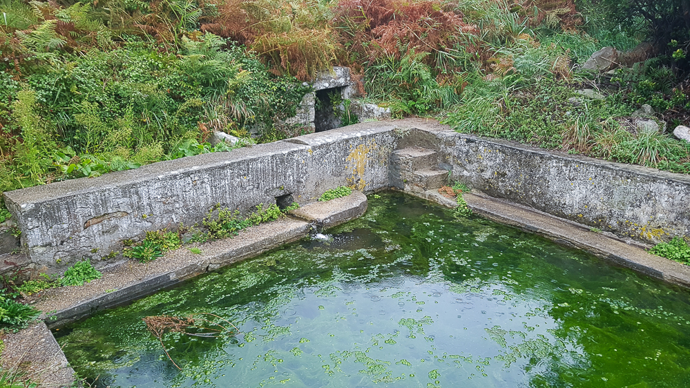 Fontaine sentier cotier GR34