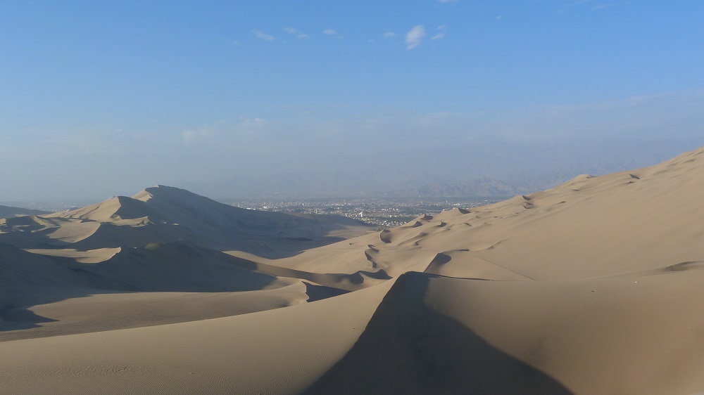Dunes de sable ville huacachina