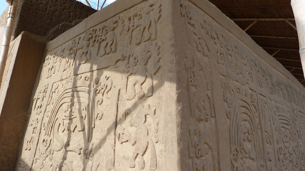 Huaca arco iris reliefs