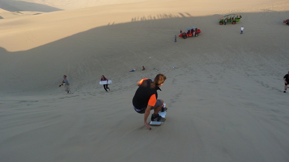 Sand board huacachina perou