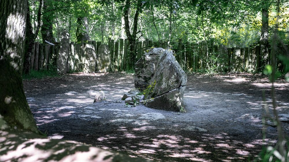 broceliande tombe merlin megalithe